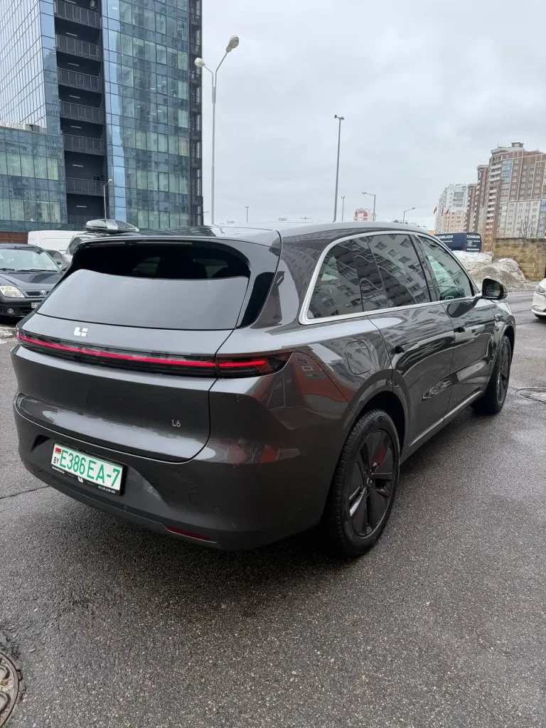Li Auto L6 — вид сзади