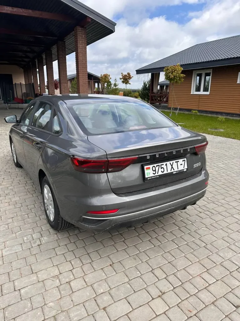Geely Emgrand — вид сзади