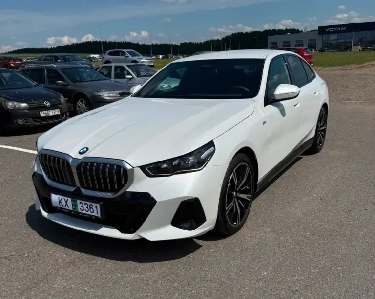 BMW 5 Series G60 белого цвета — вид спереди