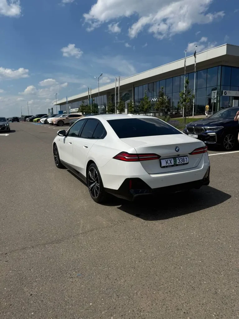 BMW 5 Series G60 белого цвета — вид сзади
