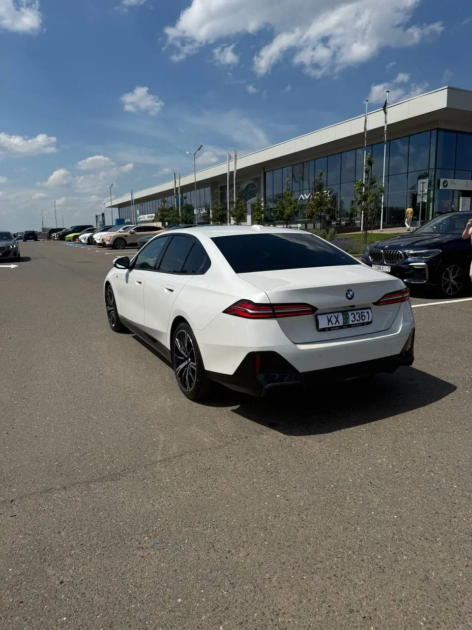 BMW 5 Series G60 белого цвета — вид сзади