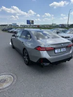BMW 5 Series G60 серого цвета — вид сзади