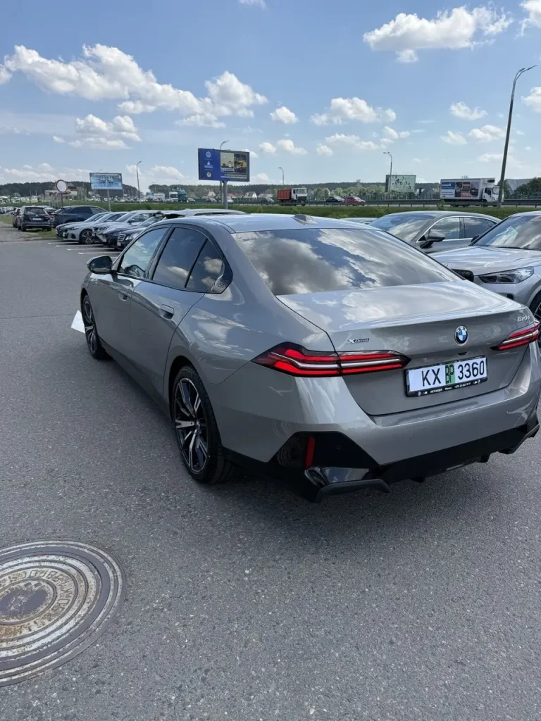 BMW 5 Series G60 серого цвета — вид сзади