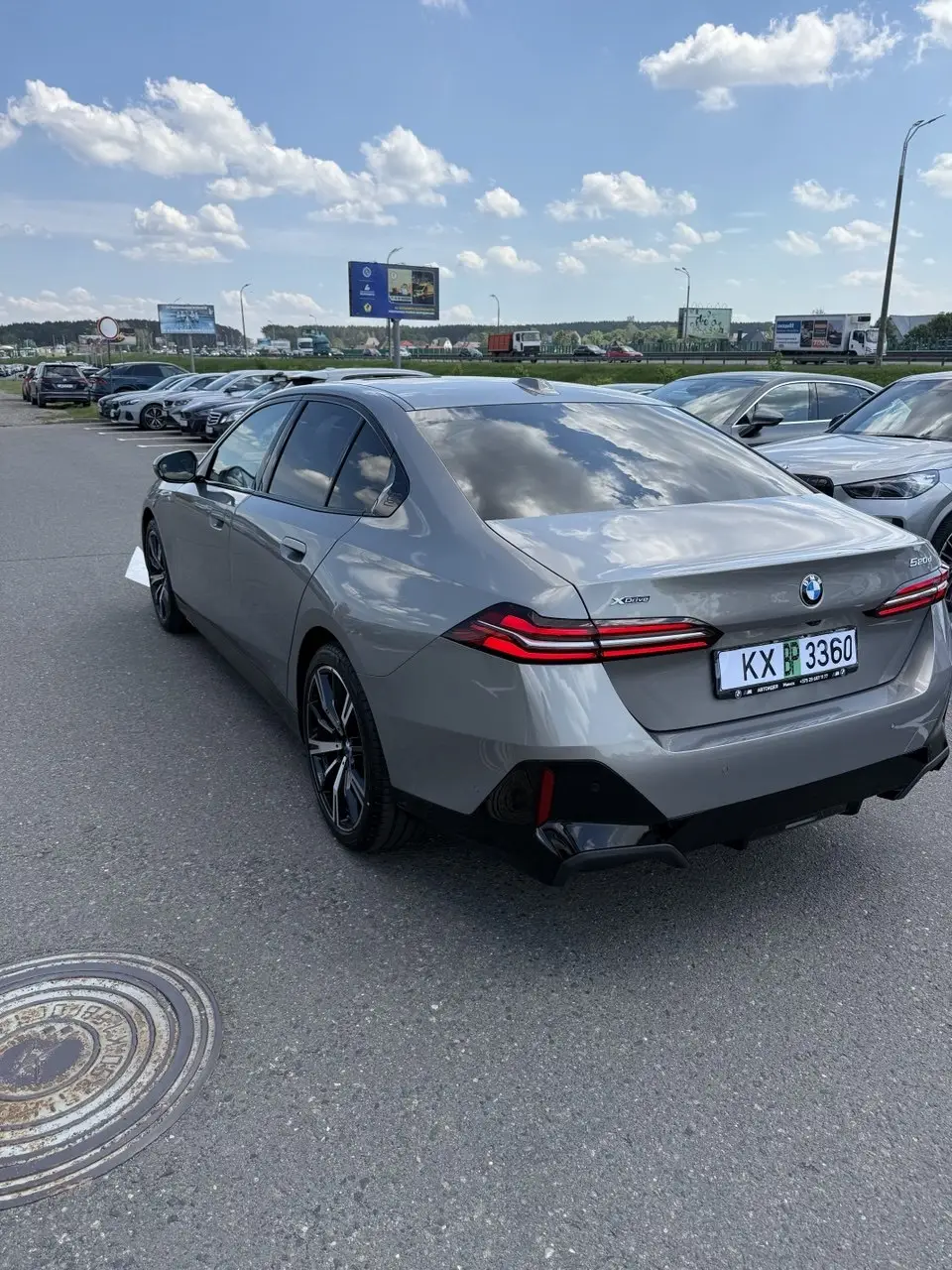 BMW 5 Series G60 серого цвета — вид сзади