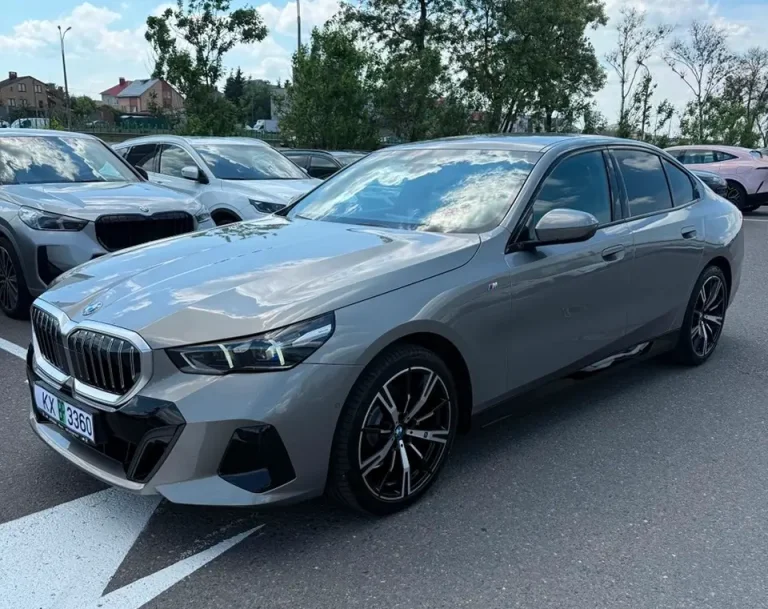 BMW 5 Series G60 серого цвета — вид спереди
