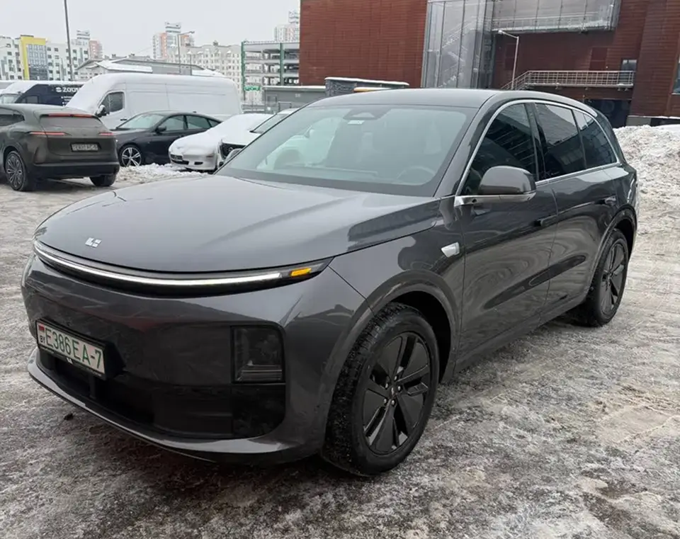 Li Auto L6 — вид спереди Li Auto L6 — вид спереди